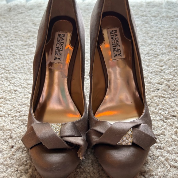 Badgley Mischka Mocha Brown Satin Pumps With Bow and Crystal Toe Size 6.5 - Picture 2 of 10